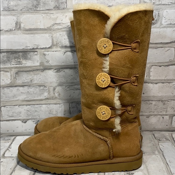 UGG Shoes - UGG three button Bailey boot sz.9